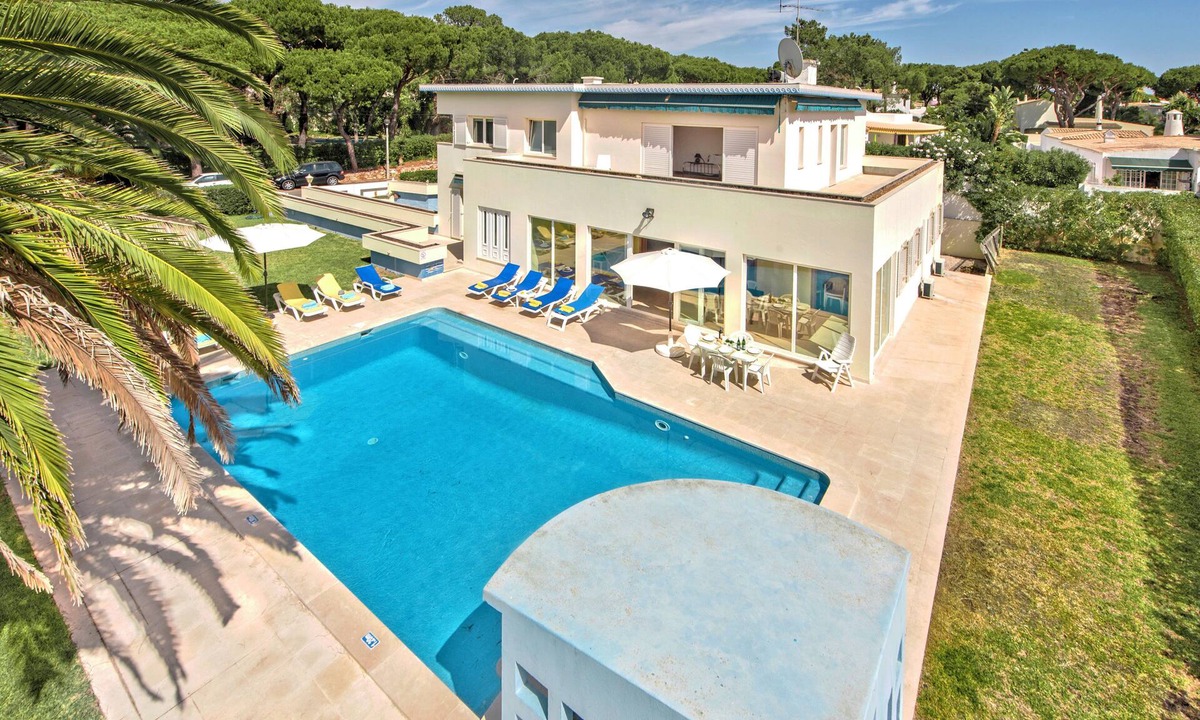 Vilamoura Villa | 5 bedrooms, private pool, close to amenites, free A/C & wifi