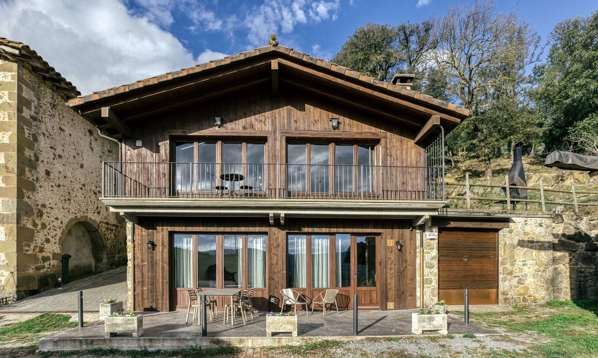 La Vall d'en Bas Apartment | Apartment 'La Cabanya De La Rovira - Baix' with Mountain View, Terrace and Wi-Fi