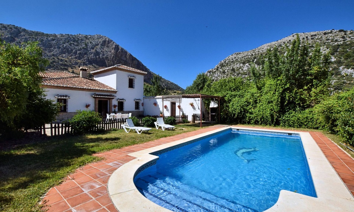 Loja Ski Chalet | Authentic cortijo with private pool