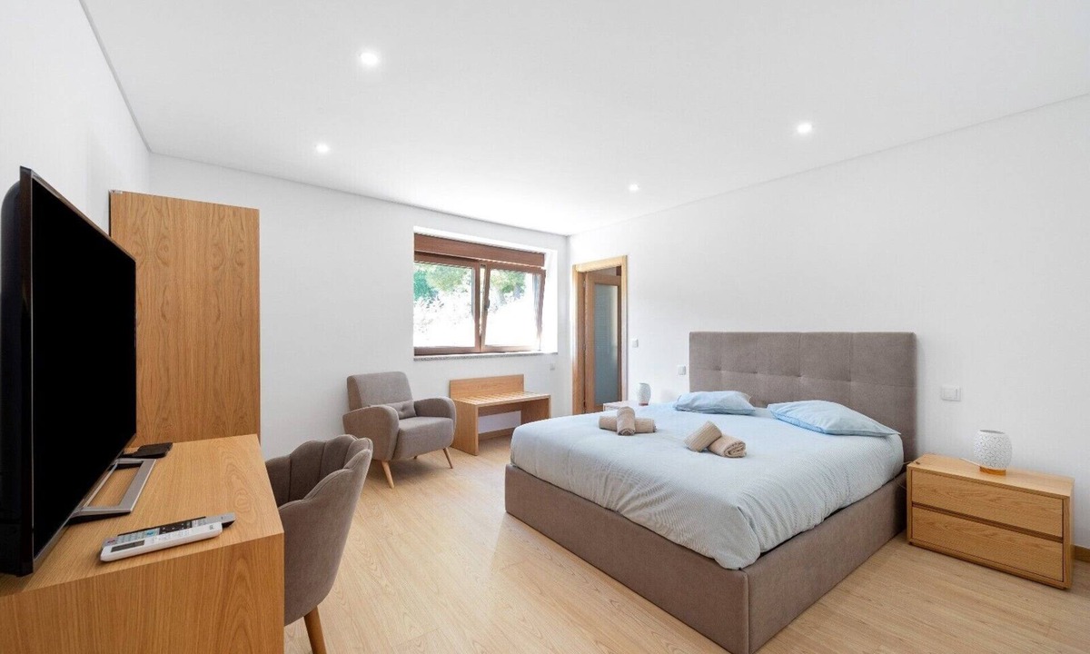 Vila Real Apartment | Bed and Breakfast 'Piso Vénus - T1 with Heated Pool' and Mountain View