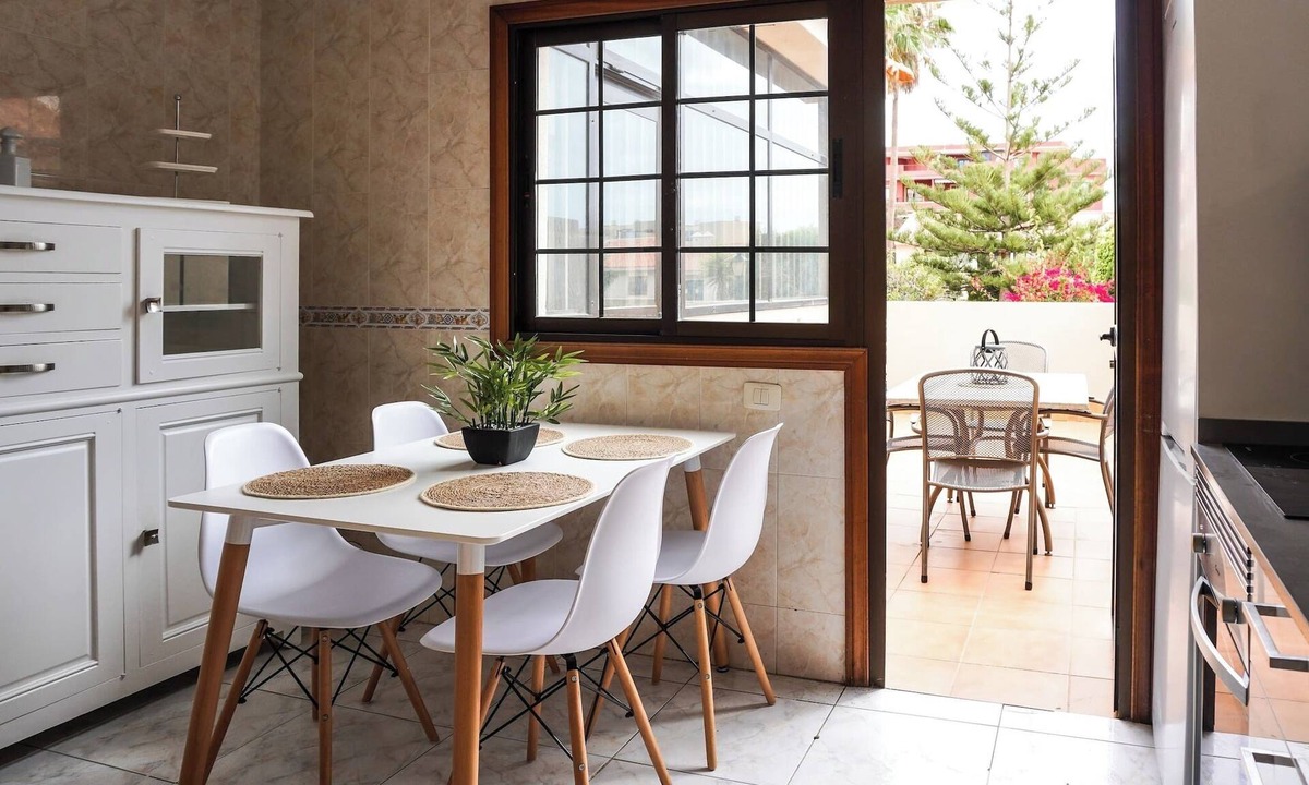 El Medano Ski Chalet | Bright House · Pool & Workspace near Medano Beach