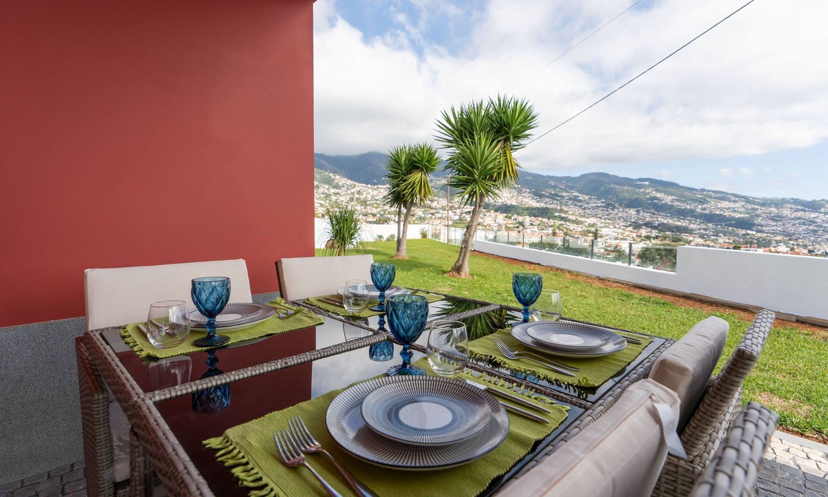Santo Antonio Villa | Casa Térrea T3 com Jardim e Vista Mar/Montanha – Ideal para Famílias ou Casais