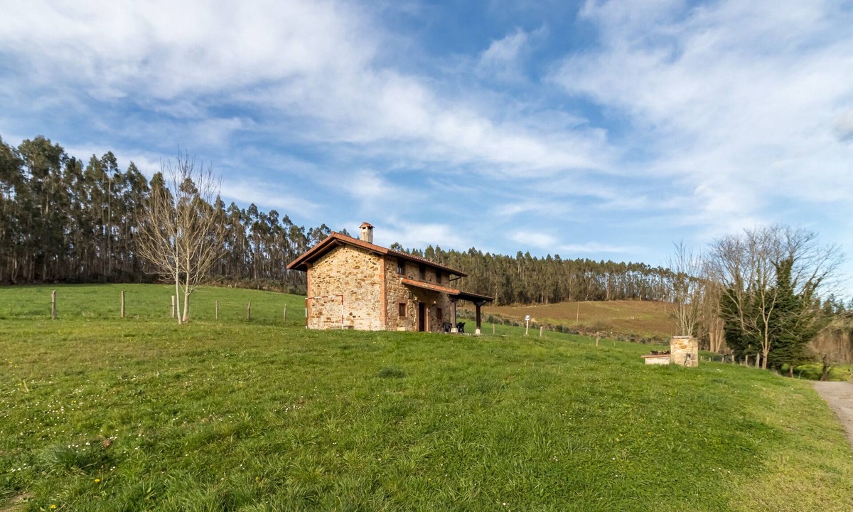 Barcena de Cicero House | Country House 'Alba' with Mountain View, Private Garden and Balcony