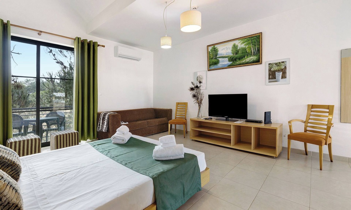 Quinta do Anjo Apartment | Holiday Home "Palmela Village" with Shared Pool, Balcony & Wi-Fi