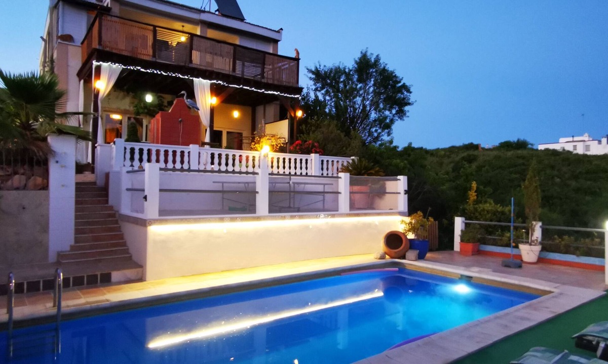 Macastre Villa | Large Modern Villa, Great For All The Family, Private Pool and Lots More
