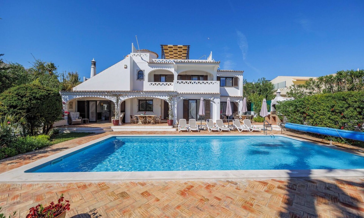 Sesmarias Villa | Luxury 4-Bed Villa with Heated Pool & Rooftop Sea Views –400m from Coelha Beach