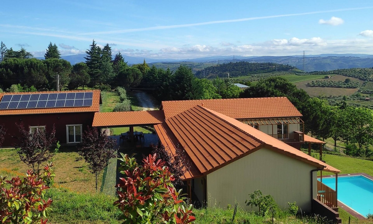 Armamar Cottage | Quinta do Outono, swimming pool and vineyards. 20 people