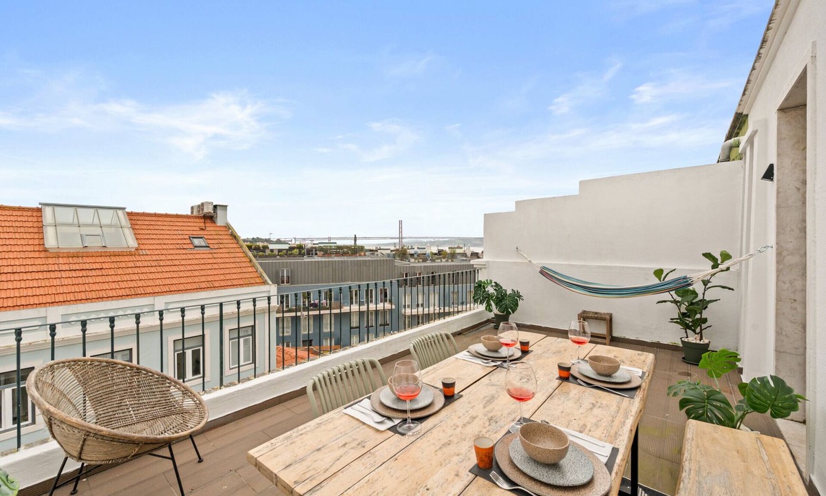 Linda-a-Velha Apartment | River View Terrace Apartment (C136)
