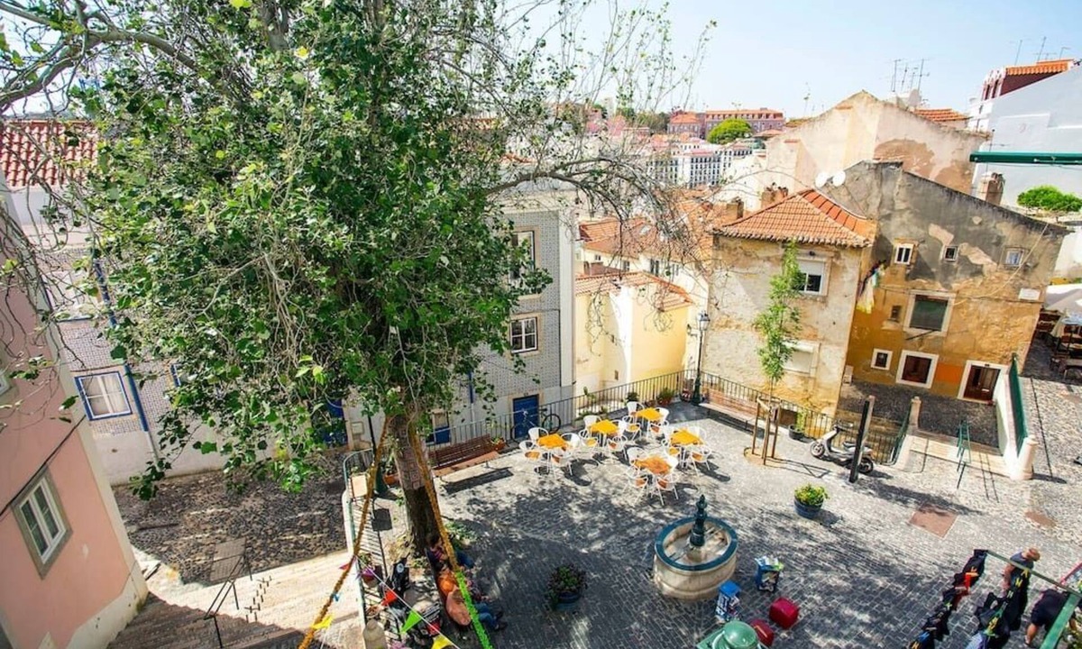 Sao Cristovao e Sao Lourenco Apartment | Spacious and fully equipped 2-bedroom apartment located in Largo dos Trigueiros