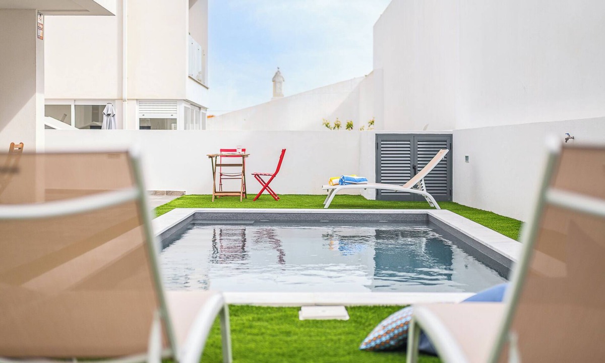 Charneca de Caparica e Sobreda House | Summer house with pool & garden, 5m ride to Caparica beach