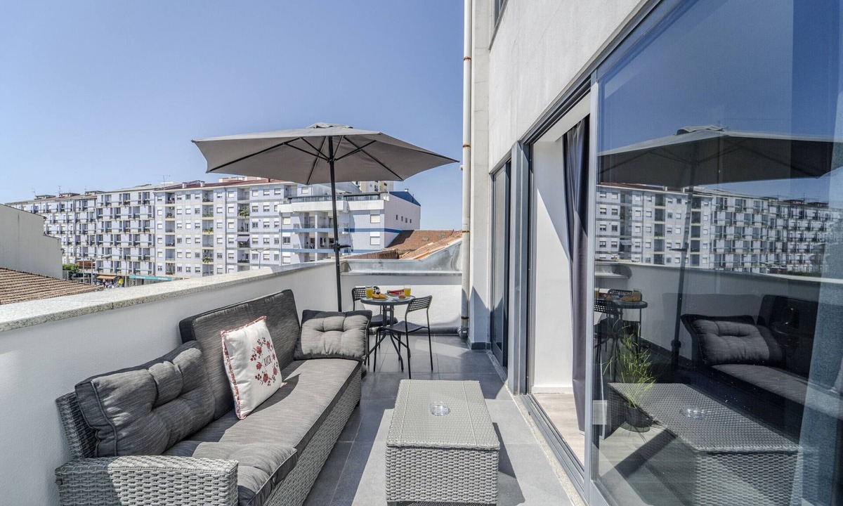 Braga Apartment | The Locomotive Flat by House and People