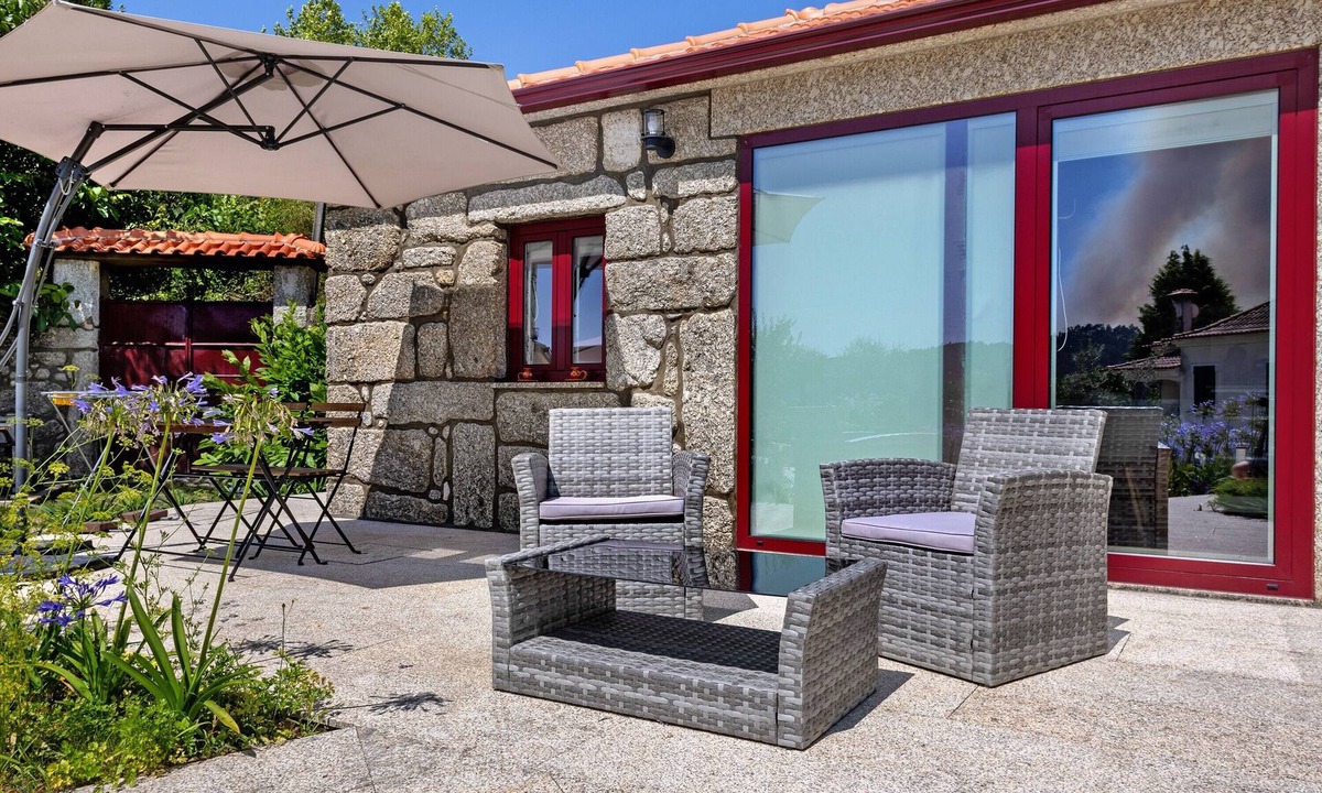 Guilhofrei Villa | The Quinta of Caroveiras 'Casa T1' with Lake View, Wi-Fi and Air Conditioning