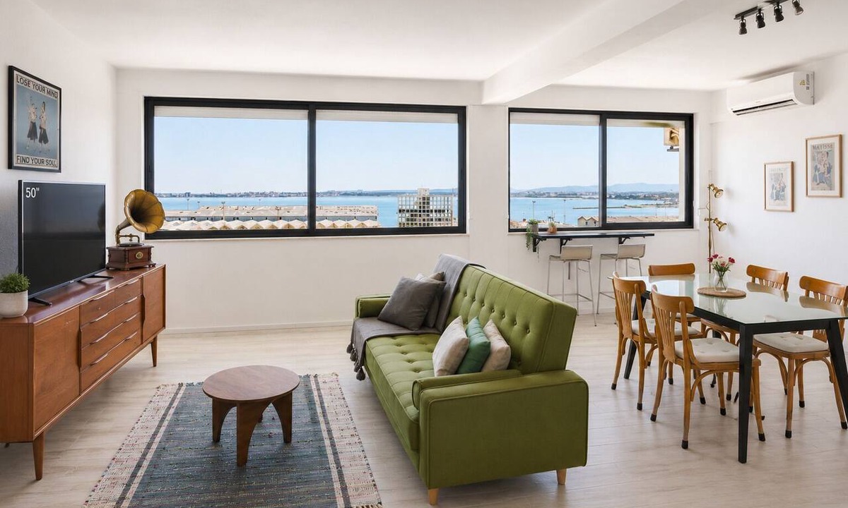 Cacilhas Apartment | The River Studio | Super Spacious, Wide Estuary Views & Walk to Lisbon Ferry