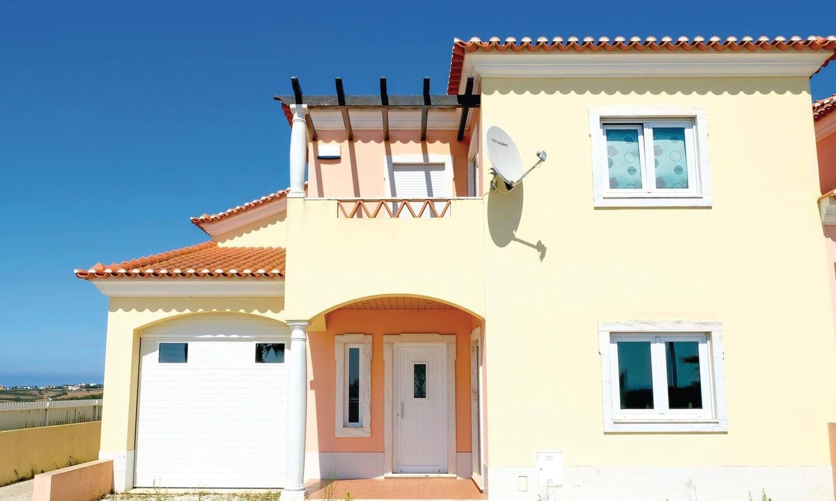 Atalaia House | This comfortable, modern vacation villa is ideal for families with children.