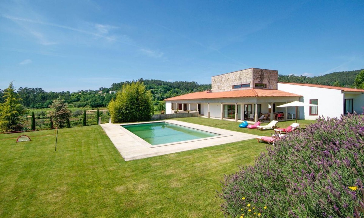 Fornelos Villa | Villa Alexa - Six Bedroom Villa, Sleeps 12