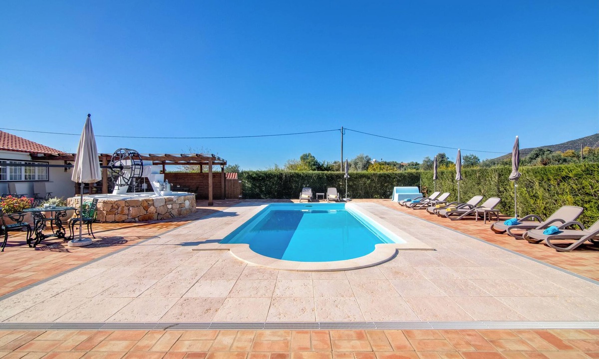 Moncarapacho e Fuseta House | Villa 'Oliva AL' with Nature Views, Pool, Garden, Terrace, Wi-Fi & AC