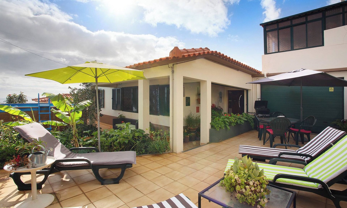 Canico Villa | Villa 'Suites Pinto Coelho' with Sea View, Private Pool and Wi-Fi