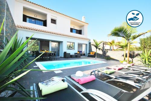 Urbanizacao dos Calicos Villa | Villa Waikiki - Moradia familiar com BBQ e piscina aquecível