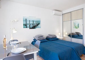 Studio Climatisé Proche Plage et Commerces avec Balcon, Wi-Fi et Parking in Saint-Raphael