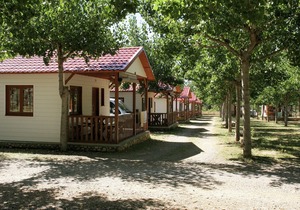 Tidy bungalow with a covered terrace, in the Aragon region in LA PUEBLA DE RODA