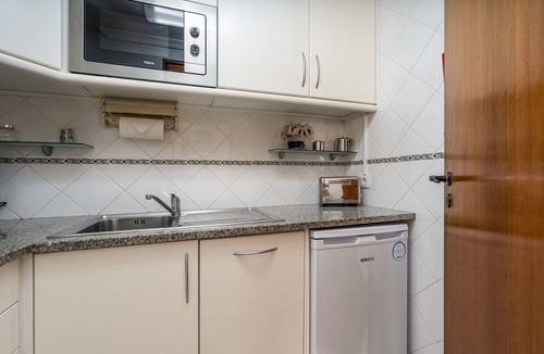 Torralta Apartment | Apartment 'Alvor Beach Front Line Bay' with Sea View, Wi-Fi and Air Conditioning