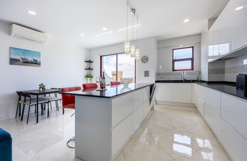 Santa Eulalia Apartment | Apartment 'Prime Suite - Albufeira, Algarve' with Sea View, Wi-Fi and Air Conditioning