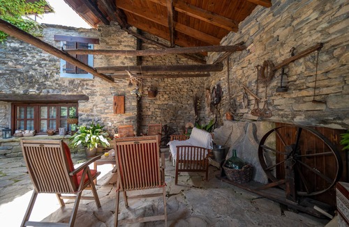 Lardies Apartment | Apartment 'Roble' with Mountain View, Shared Pool and Wi-Fi