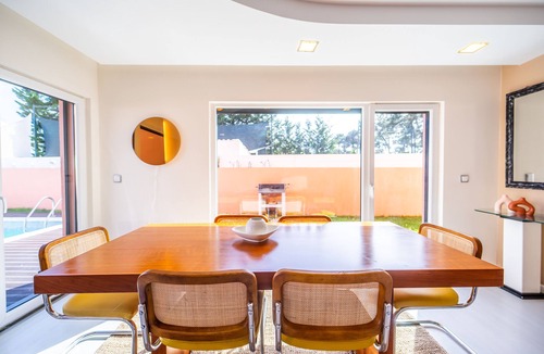 Charneca de Caparica e Sobreda Villa | Beach Walk Villa with Pool & AC. Just remodeled, proximity to golf and Lisbon!