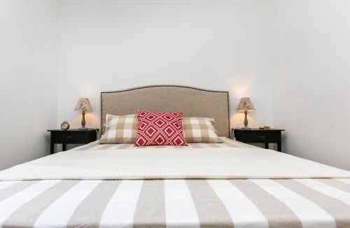 Linda-a-Velha Apartment | Belem! Charming 2 Bedroom Apartment w terrace, Wifi & free street parking