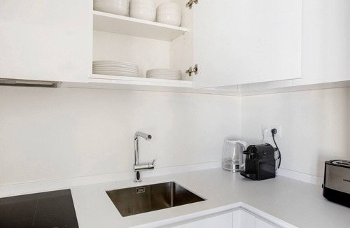 Alges Apartment | Blueground | Oeiras, rooftop, fully furnished