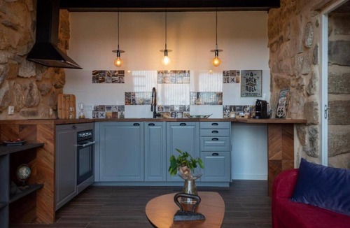 Covas House | Casa do Palheiro: Holiday Home with Mountain View, Wi-Fi and Air Conditioning