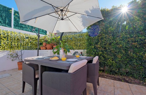Charneca de Caparica e Sobreda Villa | Charming villa with private garden and swimming pool,close to the beach and golf