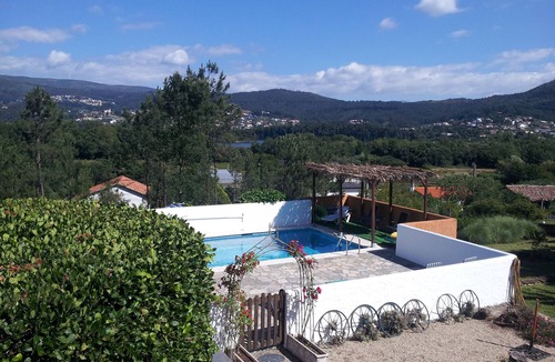 O Rosal Ski Chalet | Charming Rustic Lodge with Pool and Lovely views. Walk to Tapas Bar and Beach.