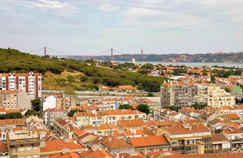 Alges Apartment | Charming Single or Twin Room with Balcony and sublime View of the Tagus