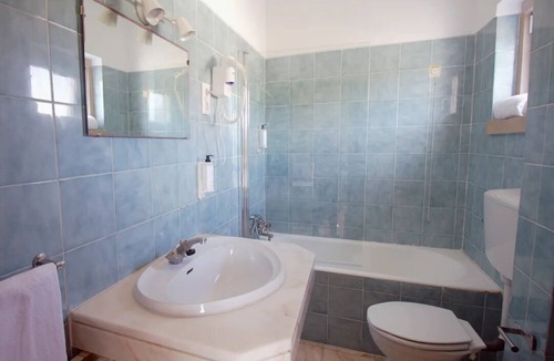 Praia das Macas House | Comfort and Convenience! Pet-friendly, Free Parking, Close to Maçãs Beach!