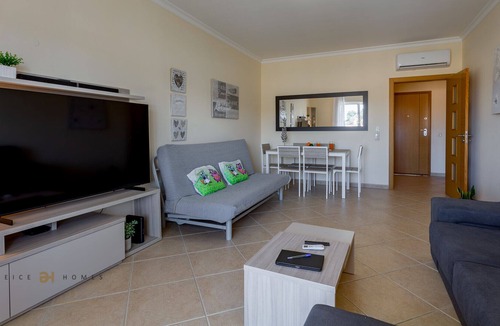 Ferreiras Apartment | Excellent one bedroom apartment with pool in a private condominium