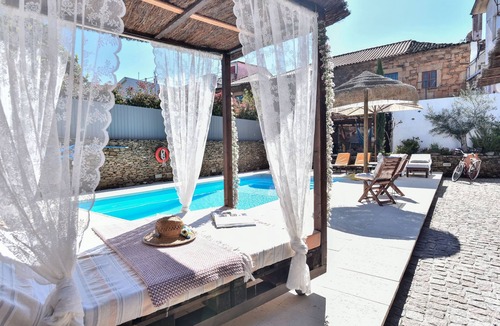 Armamar Villa | Exclusive villa with pool and outdoor perola