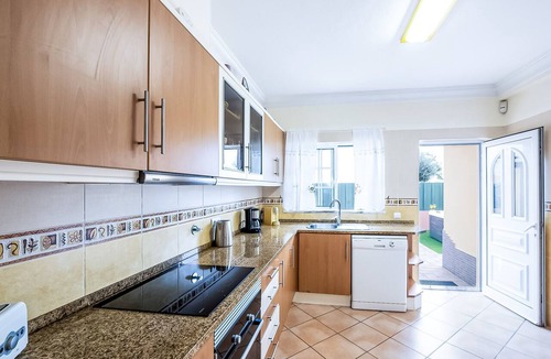 Albufeira Villa | Getaway w/heatable pool and jacuzzi in Albufeira