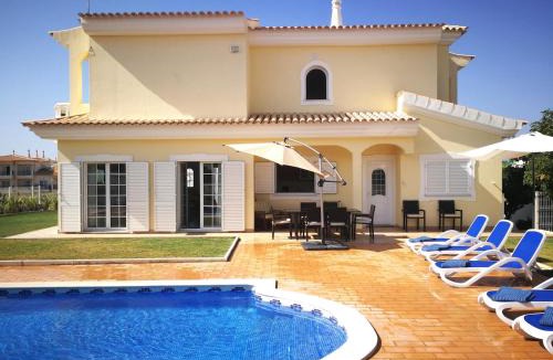 Olhos D'Agua Villa | Heated Pool 6 Bedroom Private Villa in Center of Olhos de Água