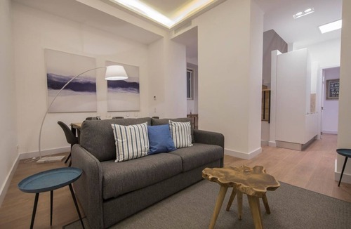 Bairro Alto Apartment | High Ceiling Duplex Apartment