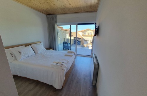 Valpacos Apartment | Holiday Bedroom 'Quarto Duplo Canhoteiros' with Mountain View, Wi-Fi and Air Conditioning