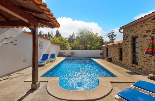 Rates House | Holiday Home 'Azenha Da Lagoa Negra' with Lake View, Private Pool and Wi-Fi