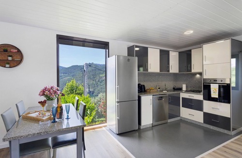 Cova House | Holiday Home 'Casa Das Camélias' with Lake View, Wi-Fi and Air Conditioning