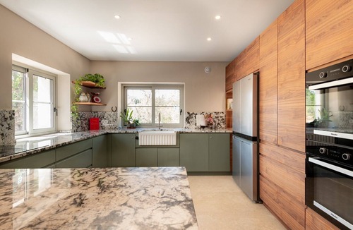 Malhao House | Holiday Home 'Modern Farmhouse with Pool' with Mountain View, Wi-Fi and Air Conditioning