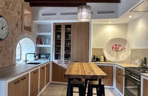 Buger House | Holiday Home 'Numero Uno' with Sea View, Wi-Fi and Air Conditioning