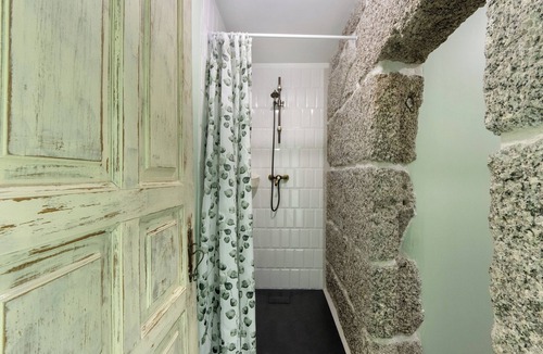 Varzea da Ovelha e Aliviada House | Holiday Home 'Quinta De Sabarigos' with Lake View, Private Pool and Wi-Fi
