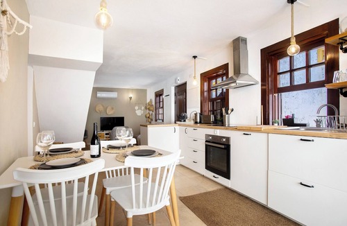 Cartaxo House | Holiday Home 'River Sun' with Private Pool, Wi-Fi and Air Conditioning