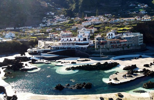 Porto Moniz Apartment | Homerez - Appartement 1 km away from the beach for 2 ppl. with shared pool