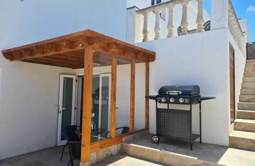 Tinajo House | Modern Studio in Rural Tinajo with Patio, BBQ & Coastal Views – Perfect Getaway!