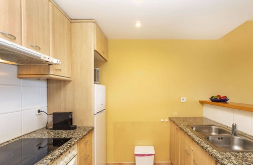 Mas Pinell Apartment | Nice apartment for 4 people with WIFI, pool, TV and terrace